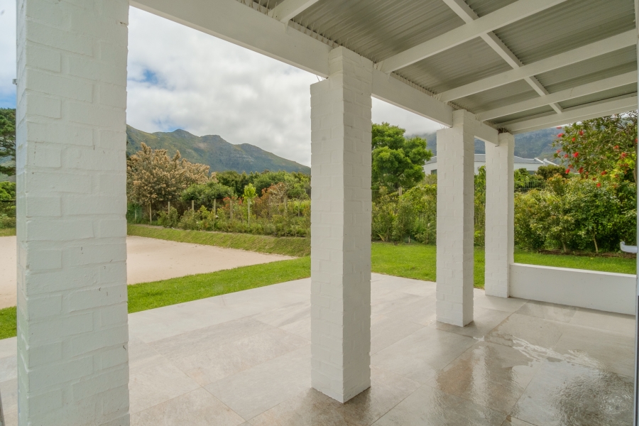 6 Bedroom Property for Sale in Meadowsteads Western Cape